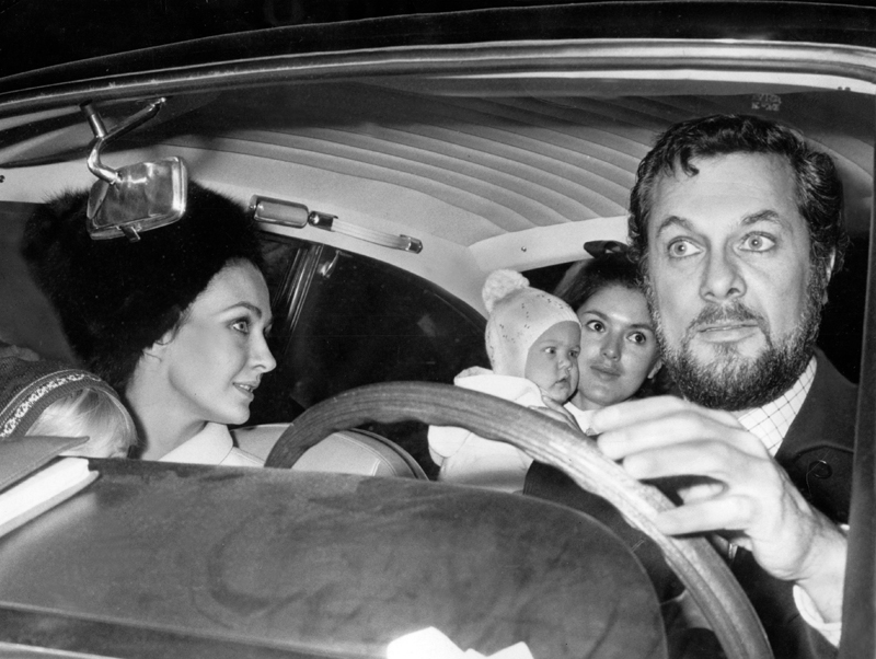 Tony Curtis con Christine Kaufmann y sus hijas