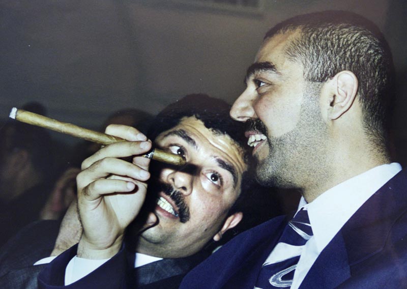 Uday Saddam Hussein con su hermano Qusay