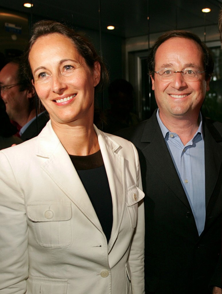 Leader of the French Socialist Party Francois Hollande and his wife Segolene Royale, the President of Poitou Charentes region, take a lift in a restaurant during the party's summer university meeting in La Rochelle, southwestern France early August 27, 2005. France's deeply divided opposition Socialists, who hope to oust conservative President Jacques Chirac in an election in 2007, are facing serious rifts as they meet for an annual summer conference. REUTERS/Regis Duvignau