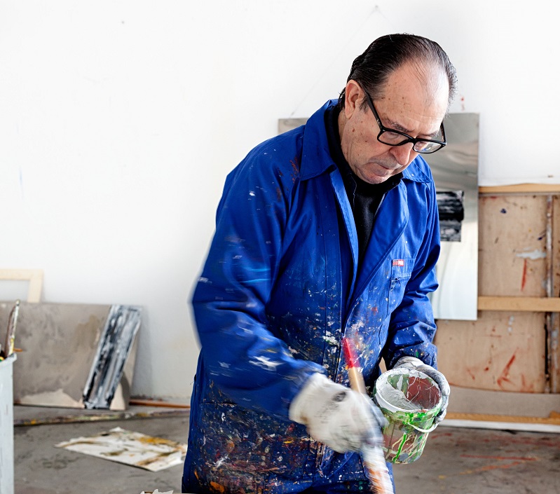 Rafael Canogar, pintor español, trabajando en su estudio de pintura Miembro de la Real Academia de Bellas Artes de San Fernando