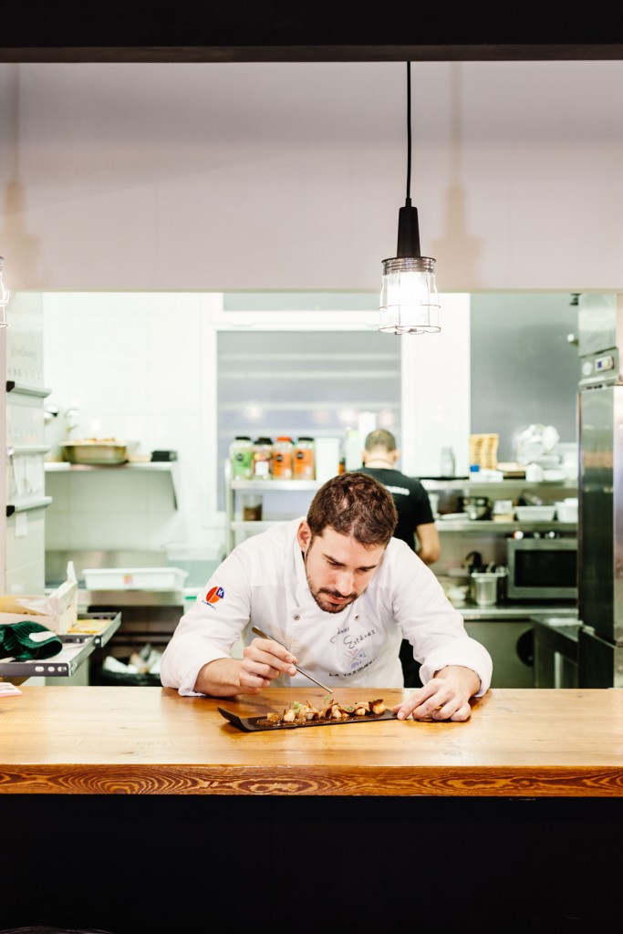 Javier Estévez, elaborando un plato en la cocina de su restaurante "La Tasquería"