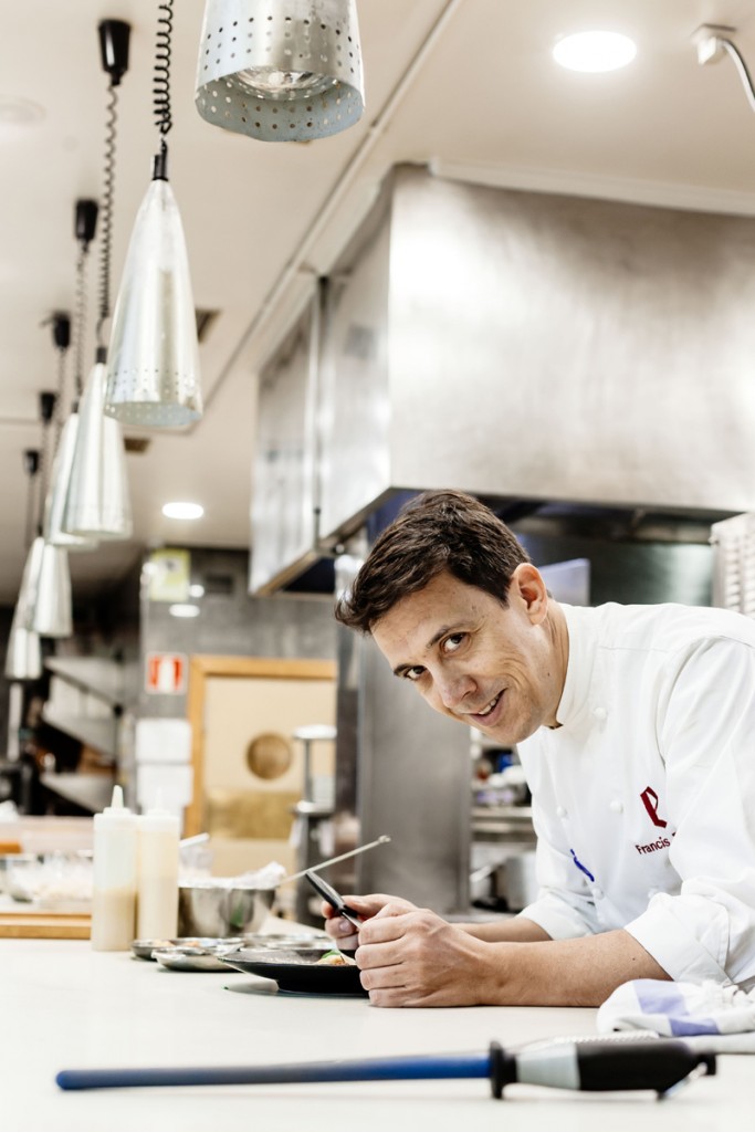 El cocinero Francis Paniego elaborando un plato en la cocina del Restaurante "El Portal de Echaurren" ,