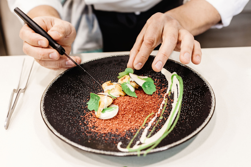 Lechecillas con coliflor y encurtidos, especialidad del restaurante "El Portal de Echaurren" elaborado por el cocinero Francis Paniego