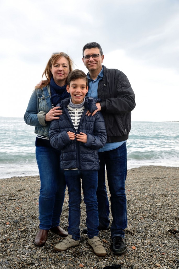 Adrian Martin Vega posa con sus padres , Rafa y Toñi, para un reportaje en la caleta de Vélez-Málaga con motivo de la grabación de un disco con Rosarío Flores y José Mercé entre otros. Popular por su participación en el programa "Levántate" de Telecinco