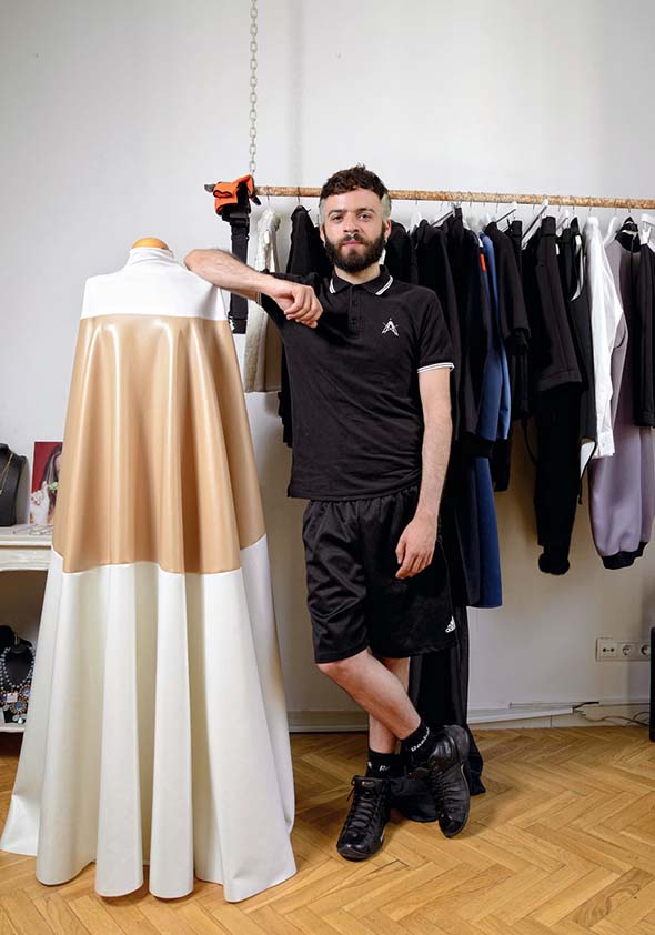 Antonio Sicilia, diseÑador de moda, posa para una entrevista