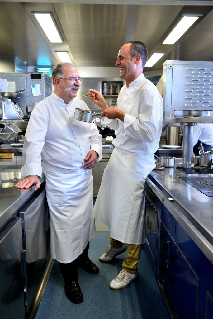 Reportaje "Aprendices & Maestros" Iñigo Lavado, propietario del restaurante Singular posa con su maestro Pedro Subijana posan en la cocina del restaurante Akelarre, propiedad de este último.