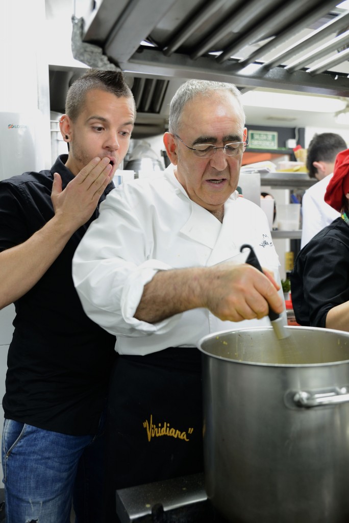 Reportaje "Aprendices & Maestros" El cocinero Dabiz Muñoz con su maestro Abraham García,propietario del restaurante Viridiana de Madrid, posan para una entrevista en el interior del restaurante