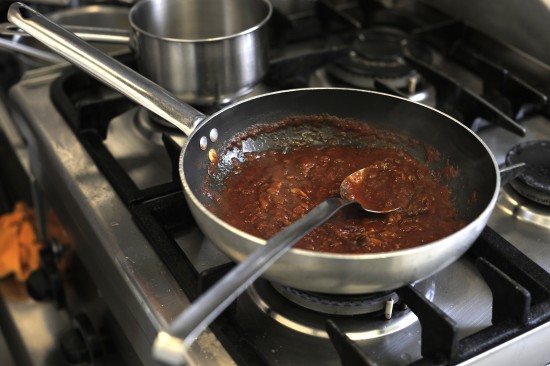 Elaboración del plato "Pasta a la amatriciana en Módena" en el restaurante "Osteria Francescana" propiedad del chef italiano Massimo Bottura"