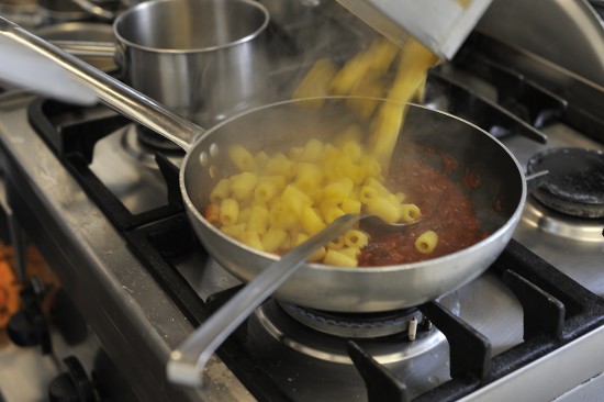 Elaboración del plato "Pasta a la amatriciana en Módena" en el restaurante "Osteria Francescana" propiedad del chef italiano Massimo Bottura Tomates San Marzano, cebolla y guanciale