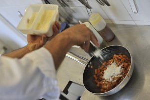 Elaboración del plato "Pasta a la amatriciana en Módena" en el restaurante "Osteria Francescana" propiedad del chef italiano Massimo Bottura Pasta en la sartén junto con el tomate. Manteca con parmesano y pecorino romano