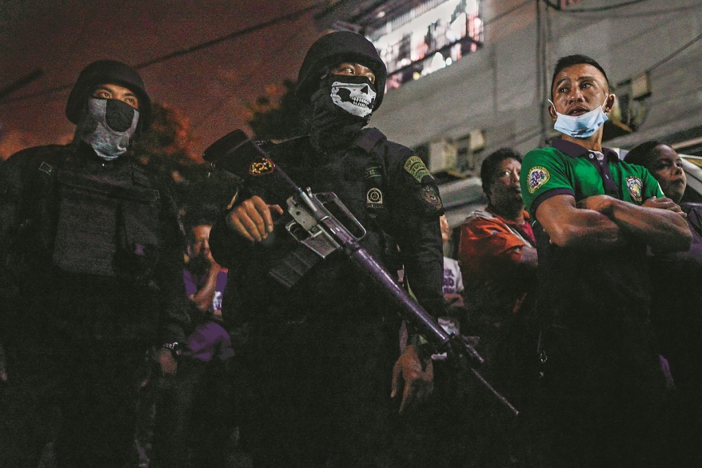 Armed guards take position outside the Paranaque city jail where a grenade blast killed 10 inmates, 8 of whom were awaiting trial for drug-related cases, in Paranaque, Metro Manila, Philippines, August 12, 2016. Nearly 1,000 people have been killed by police or vigilantes in the Philippines as President Rodrigo Duterte ramps up his campaign against illegal drugs. Duterte has publicly named hundreds of politicians, military and police personnel, and other influential people allegedly involved in the drug trade and has ordered them to surrender or be hunted down. Duterte won the presidency two months ago by pledging to kill thousands in an all-out war against drugs in a country where drugs and crime are deeply-rooted. (Photo by Zeke Jacobs/NurPhoto via Getty Images)