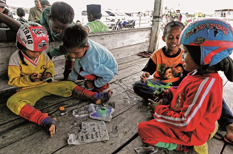 Durant le festival Moyo sur l'ile de Sumbawa en IndonÈsie, des courses hippiques sont organisÈes durant une semaine sur l'hippodrome de Sumbawa Besar, la capitale rÈgionale. Les jockeys sont des enfants et ont entre 5 et 12 ans. Moment de dÈtente pour les enfants jockeys lors de la pause de la mi-journÈe.