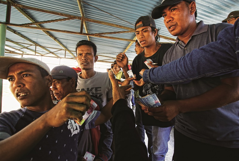 Durant le festival Moyo sur l'ile de Sumbawa en IndonÈsie, des courses hippiques sont organisÈes durant une semaine sur l'hippodrome de Sumbawa Besar, la capitale rÈgionale. Les jockeys sont des enfants et ont entre 5 et 12 ans. Parieurs durant les courses.