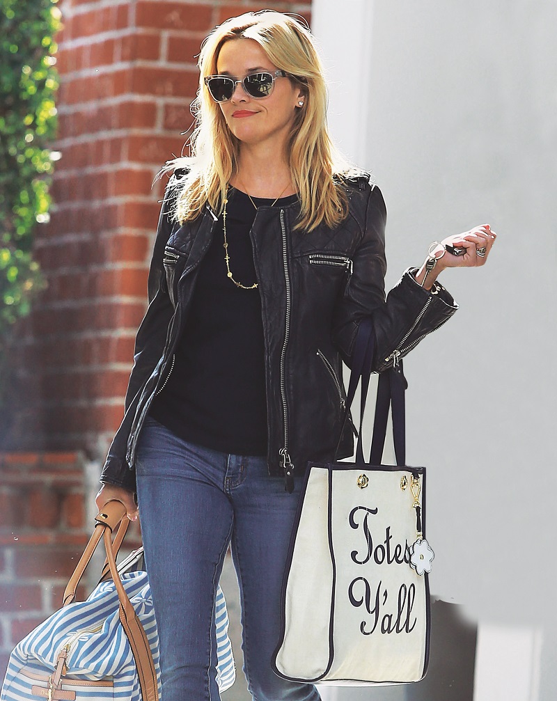 Actress Reese Witherspoon in Beverly Hills, California en la foto : con dos bolsos