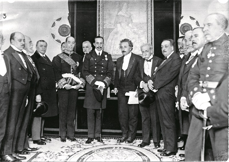 Madrid, 04/03/1923. Visita a España del Premio Nobel de Física Albert Einstein. En la imagen aparece acompañado de Alfonso XIII y los miembros de la Academia de Ciencias.