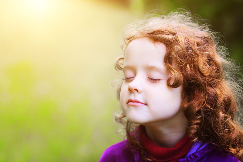 Niña respirando al aire libre