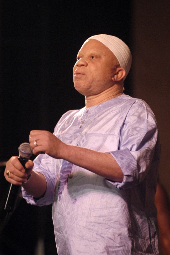 Salif Keta au Festival de Fes au Maroc en 2006 Salif Keta est n albinos dans une rgion o les albinos sont mal vus en raison des pouvoirs malfiques qui leurs sont attribus. Il est descendant en ligne directe du fondateur de lÕEmpire du Mali, Sundjata Keta