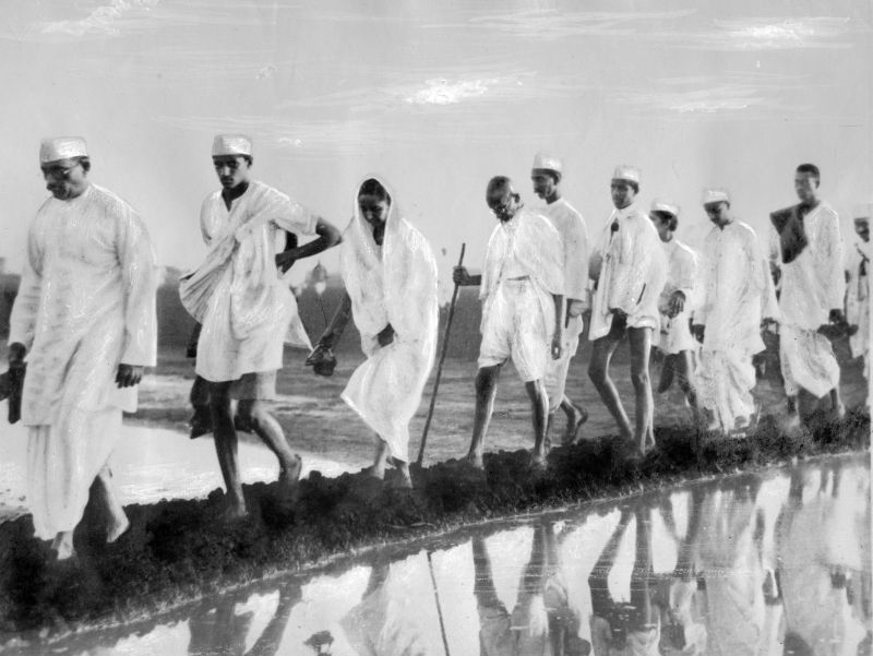 Le Mahatma Mohandas Karamchand Gandhi (1869-1948) et ses partisans au depart de la Marche du Sel dans les environs d'Ahmedabad, vers la cote indienne pour protester contre l'impot britannique sur le sel , 12 mars-5 avril 1930 --- Gandhi and his supporters on departure for the Salt March near Ahmedabad , to the indian coast to protest against the british tax on salt, march 12- april 05, 1930 *** Local Caption *** Gandhi and his supporters on departure for the Salt March near Ahmedabad , to the indian coast to protest against the british tax on salt, march 12- april 05, 1930