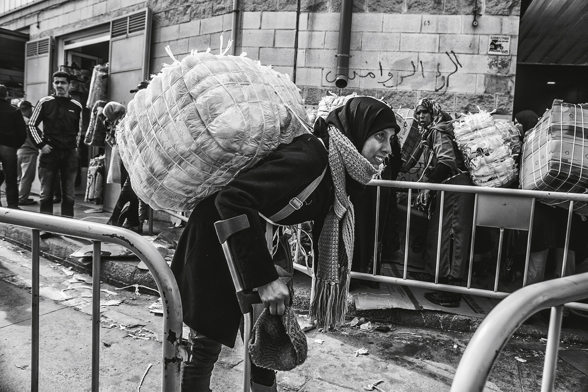 mujeres pasan mercancia frontera de marruecos