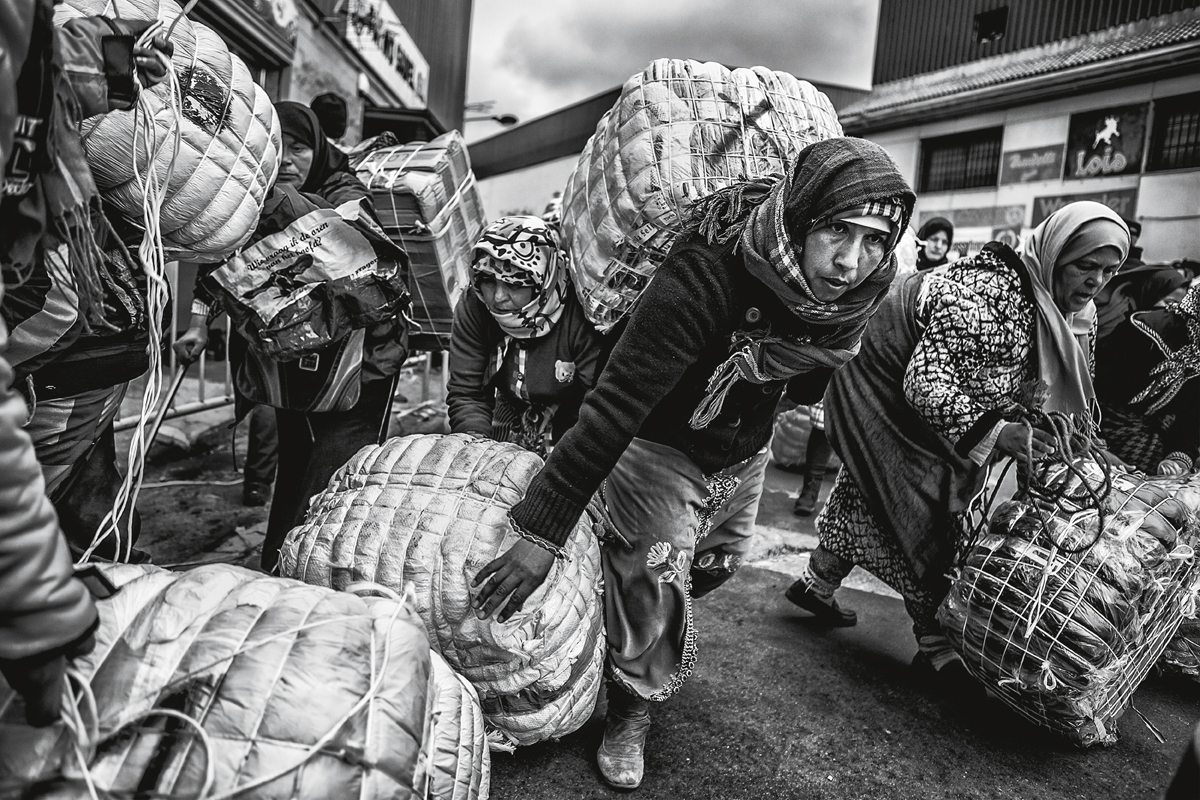 mujeres pasan mercancia frontera de marruecos