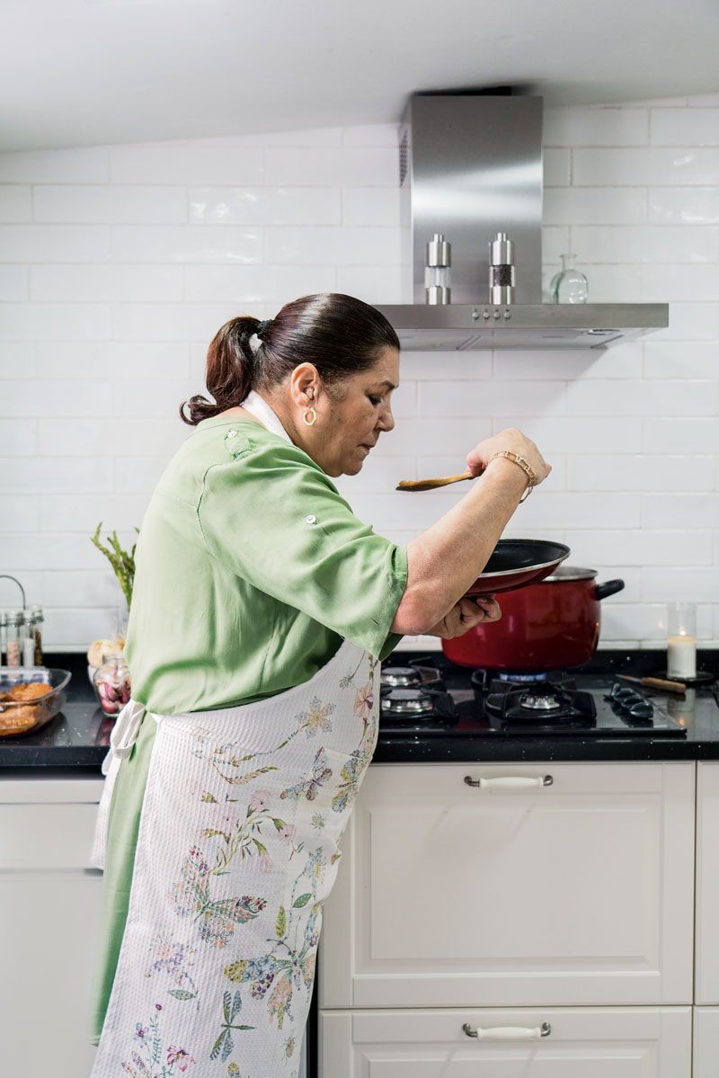 Amparo Amaya prepara receta gitana