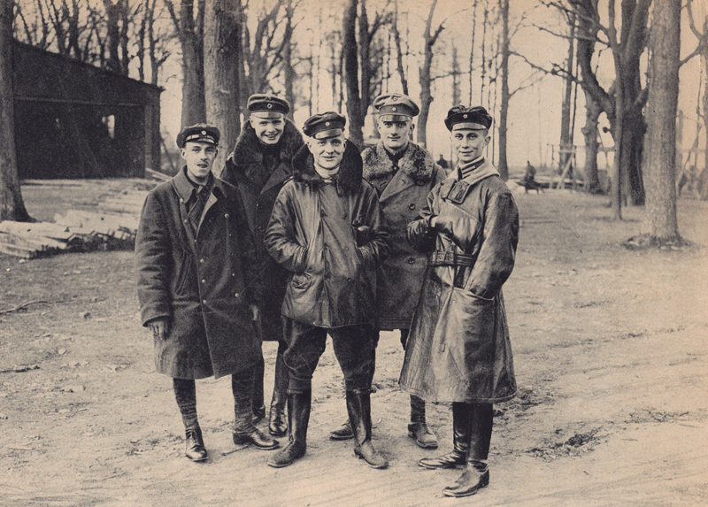 Fighter squadron of Richthofen: (l-r) Vice Sergeant Sebastian Festner, Lieutenant Karl Emil Schafer, Lieutenant Manfred Freiherr von Richthofen, Cavalry Officer Lothar Freiherr von Richthofen, Lieutenant Kurt Wolff, in 1916. Photo: Berliner Verlag/Archiv