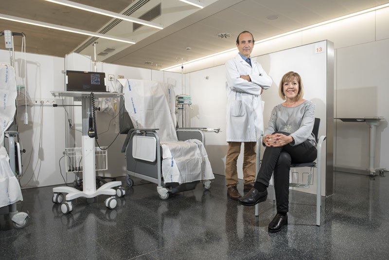 28-10-2018. D. Doctor Albanell y la paciente Esther Cabrero. Hospital del Mar. Barcelona Foto: © Carlos Carrión. Todos los derechos reservados.