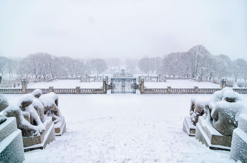 KM9J72 OSLO, January 2015. Snow fall in Vigeland sculpture park or Vigelandpark in Oslo, Norway. Vigeland is located in the Frognerpark in Oslo.