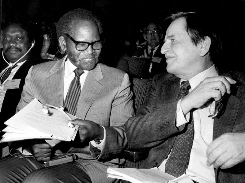 FILE 860221 Oliver Tambo and Swedish Prime Minister Olof Palme. The ANC leader met Palme in Stockholm at the opening of the Swedish People's Parliament against Apartheid. It is 25 years since former Swedish Prime Minister and Party Leader of the Social Democrats Olof Palme was shot to death at the Sveavägen street in central Stockholm, February 28, 1986. Photo: Peter Berggren / SCANPIX code 6