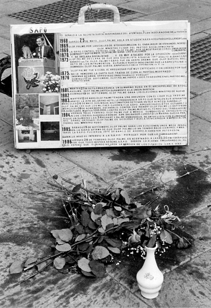 Blumen am Palmemordplatz SE, Schweden, Stockholm, 1988-06-29: Blumen und ein Aufsteller am Tatort des Mordes an Schwedens Ministerpraesident Olof Palme Tunnelgatan, Ecke Sveavägen. Auf dem Aufsteller wird der schwedische Geheimdienst Säkerhetspolisen - Säpo - in spanischer Sprache beschuldigt, an der Ermordung beteiligt zu sein. Flowers at SE Sweden Stockholm 1988 06 29 Flowers and a Practitioners at Crime scene the Murder to Sweden Minister President Olof Palme Corner on the Practitioners will the Swedish Secret Service Säpo in Spanish Language accused to the Murder involved to be