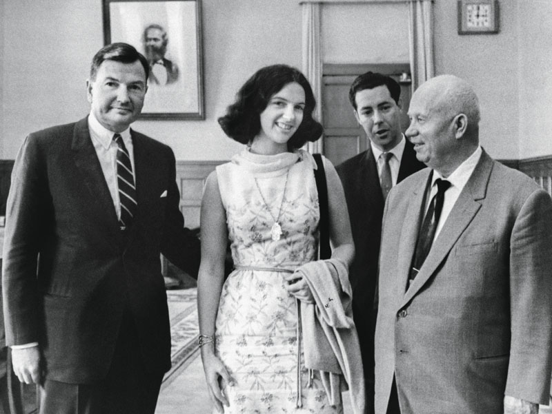 David Rockefeller sa fille Neva en compagnie de Nikita Khrouchtchev, à Moscou, Russie, le 1er août 1964. (Photo by KEYSTONE-FRANCE/Gamma-Rapho via Getty Images)