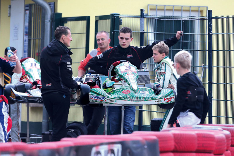 No Credit! SONDERKONDITIONEN Michael Schumacher hilft seinem Sohn Mick Betsch (Schumacher) beim Thomas Knopper Memorial Rennen auf der Kartbahn in Kerpen / 201013 ****Kart race on October 20, 2013 in Kerpen, Germany.***