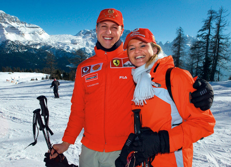 D3BED4 (dpa) - German formula 1 pilot Michael Schumacher poses with his wife Corinna on a piste during the traditional three-day Ferrari meeting in Madonna di Campiglio, Italy, 16 January 2003.