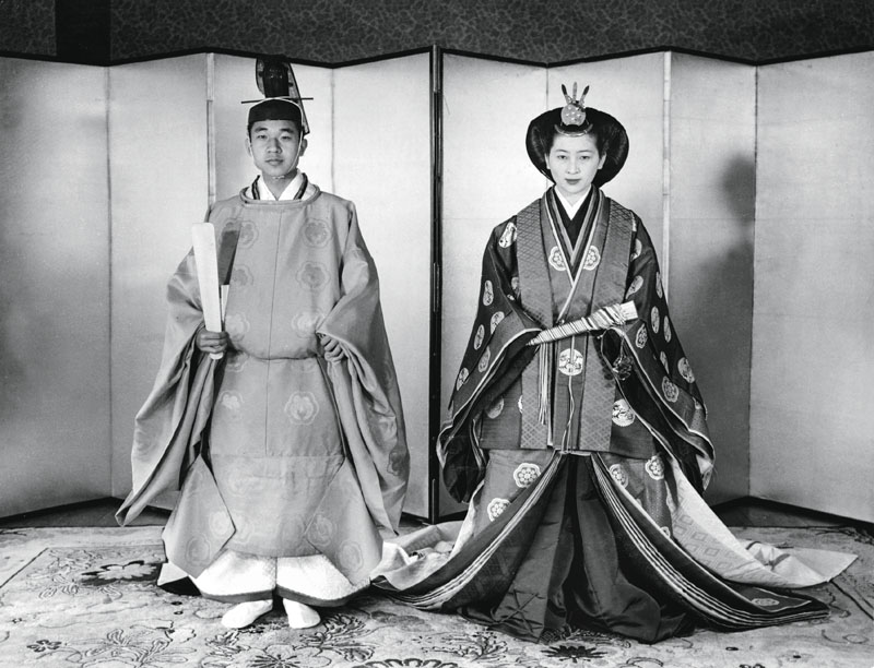 Le prince Akihito (ne en 1933 , fils de l' EmpereurHirohito) et sa femme Michiko Shoda lors de leur mariage en avril 1959 --- prince Akihito (born in 1933 , son of EmperorHirohito) and his wife Michiko Shoda on their wedding april 1959 *** Local Caption *** prince Akihito (born in 1933 , son of EmperorHirohito) and his wife Michiko Shoda on their wedding april 1959