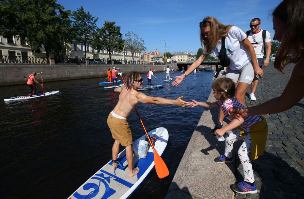 El tradicional festival ruso de 'paddle surf', sin distancia social 1