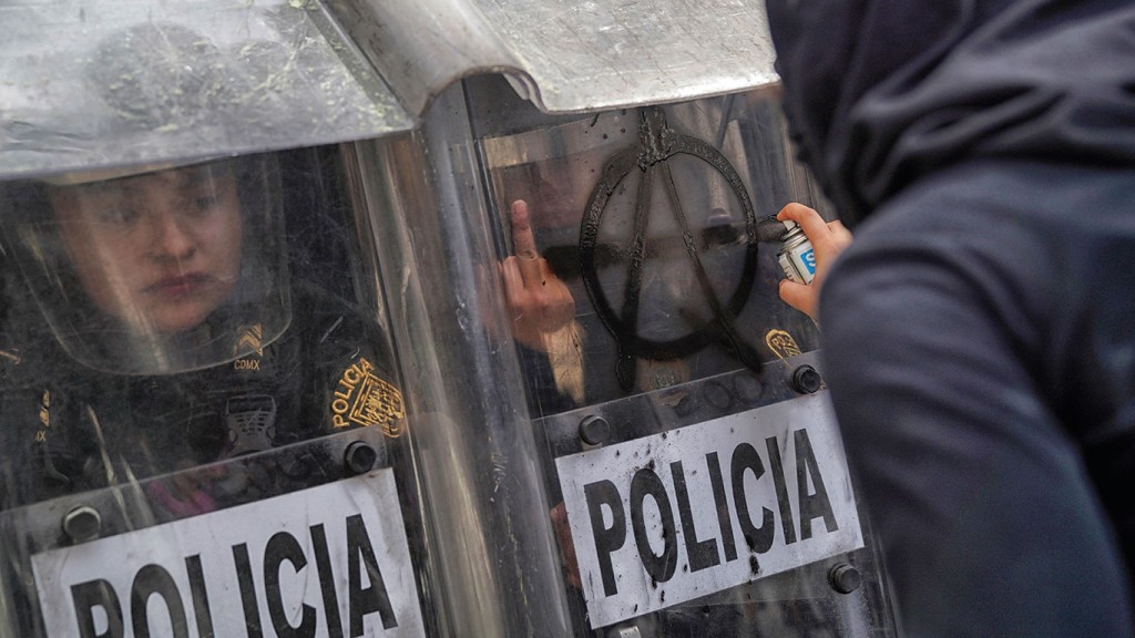 Agentes mujeres contra las manifestaciones feministas en México