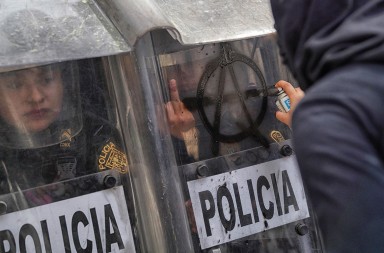 Mujeres agentes contra las manifestaciones feministas en México